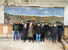 Gruppenfoto vor einer Ruine mit Wandbild