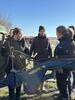 Bildbeschreibung: Das Team der Fachschule, bestehend aus Linda Weber und Thies Arp aus der Klasse SGA 31, im Gespräch mit den Bewertern bei der praktischen Prüfung in Hoppenrade.