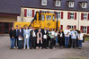 Den Abschluss als Staatlich geprüfte Wirtschafter/in in der Tasche: vordere Reihe v. l. n. r.: Stellvertretender Klassenleiter Gregor Deckers, Florian Albers, Justin Sonntag, Max Bergmann, Klassenleiterin Petra Wißling, Manuel El Medaghri, Pia Bomersbach, Ronja Rabe, Georg Friedrich Dierkes, Tim Blask und Fachlehrerin Sina Marie Petersen. Hintere Reihe v. l. n. r.: Leon Meyer, Vincent Westhues, Lennard Eickhorst, René Michaels, Pascal Böttcher und Angelina Rieckhoff mit Sohn Fiete.
