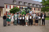 Stolz präsentieren die Teilnehmenden der Klasse SGA 21 ihre Abschlusszeugnisse. v. l. n. r.: Klassenleiterin Heidelinde Rosenbaum, Beate Neumann, Lilly Rose Geluk, Sören Fischer, Arend Kromwijk, Emma Charlotte Schaefer, Jessica Hanken, Lucy Zargus, Henning Goralski, Dominik Birkholz, Lars Heinrich-Somann, Torben Heinrich-Somann, Franz Malte Wiechmann, Hendrik Grootes, stellvertretende Klassenleiterin Dr. Julia Glatz-Hoppe, Tillman Otto Mentzel, Fritz Dikhoff.