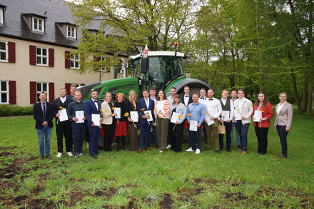 Die staatlich geprüften Agrarbetriebswirte (v. l. n. r.): Klassenlehrer Gregor Deckers, Daniel Zander, Lehrer Jan Hein, Daniel Peters, Moritz Glasow, Linda Weber, Lehrerin Heidelinde Rosenbaum, Saskia Zijlstra, Thies Arp, Michel Boldt, Enke Carstensen, Tobias Kracht, Amely Neitzel, Johannes Hohenhövel, Max Baier, Pascal Ahrens, Florian Mai, Pascal Sager, Joshua Reichwein, Clemens Auer, Johanna Revens, Stellvertretende Klassenlehrerin Brit Meier